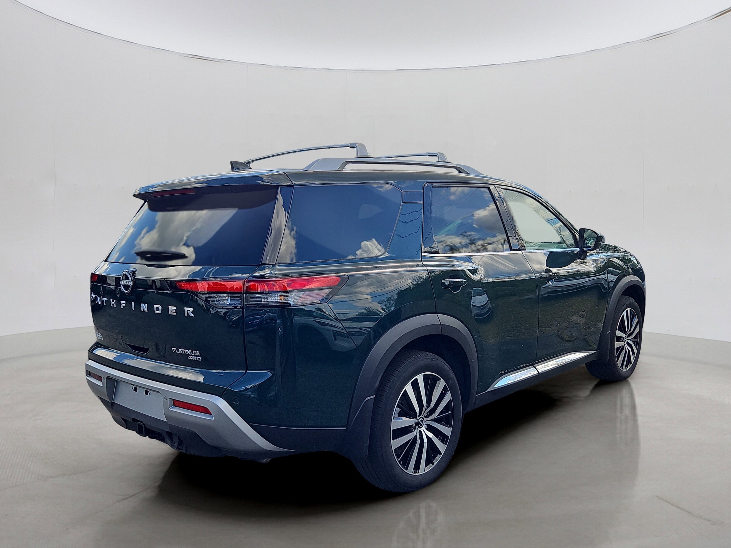 2023 Nissan Pathfinder Platinum photo 2