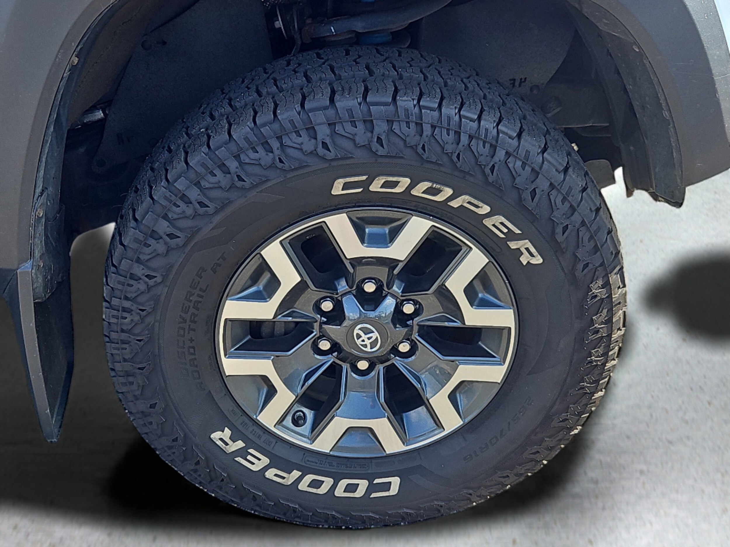 2017 Toyota Tacoma SR5 Double Cab photo 3