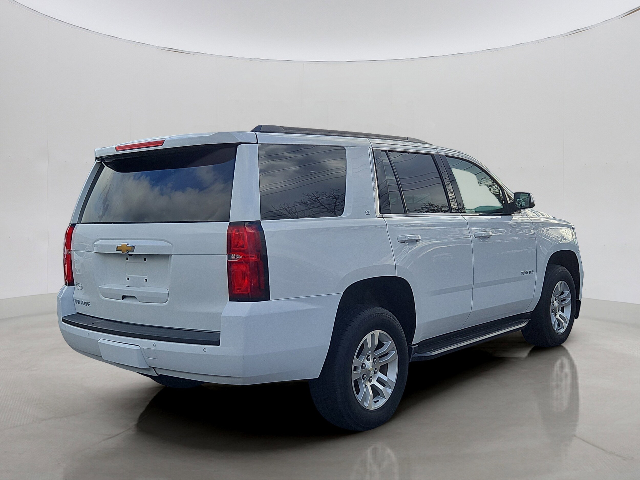 2017 Chevrolet Tahoe LT photo 2