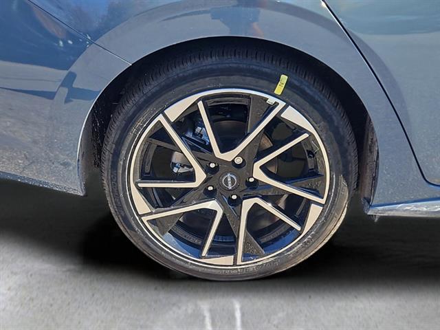 2025 Nissan Sentra SR photo 3