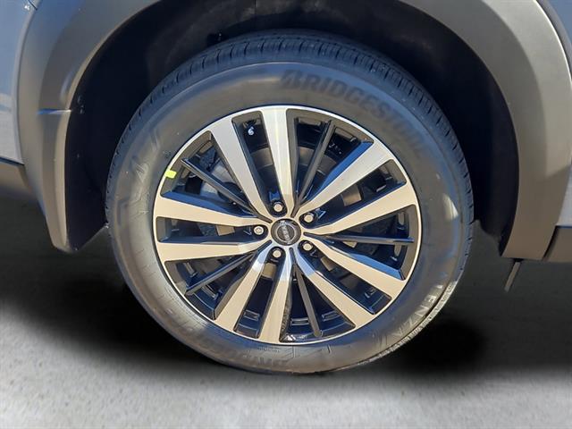 2025 Nissan Pathfinder Platinum photo 2