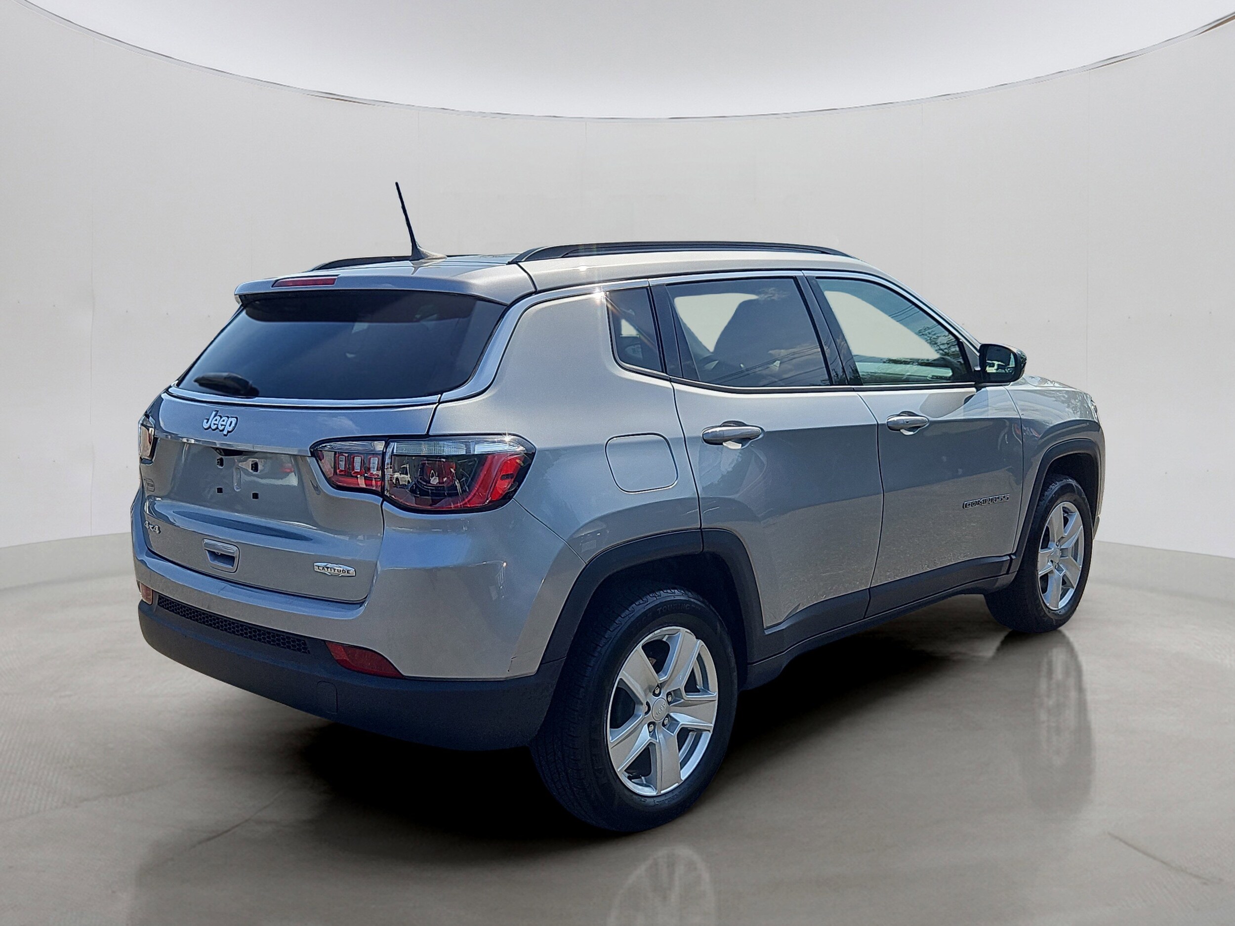 2022 Jeep Compass Latitude photo 2
