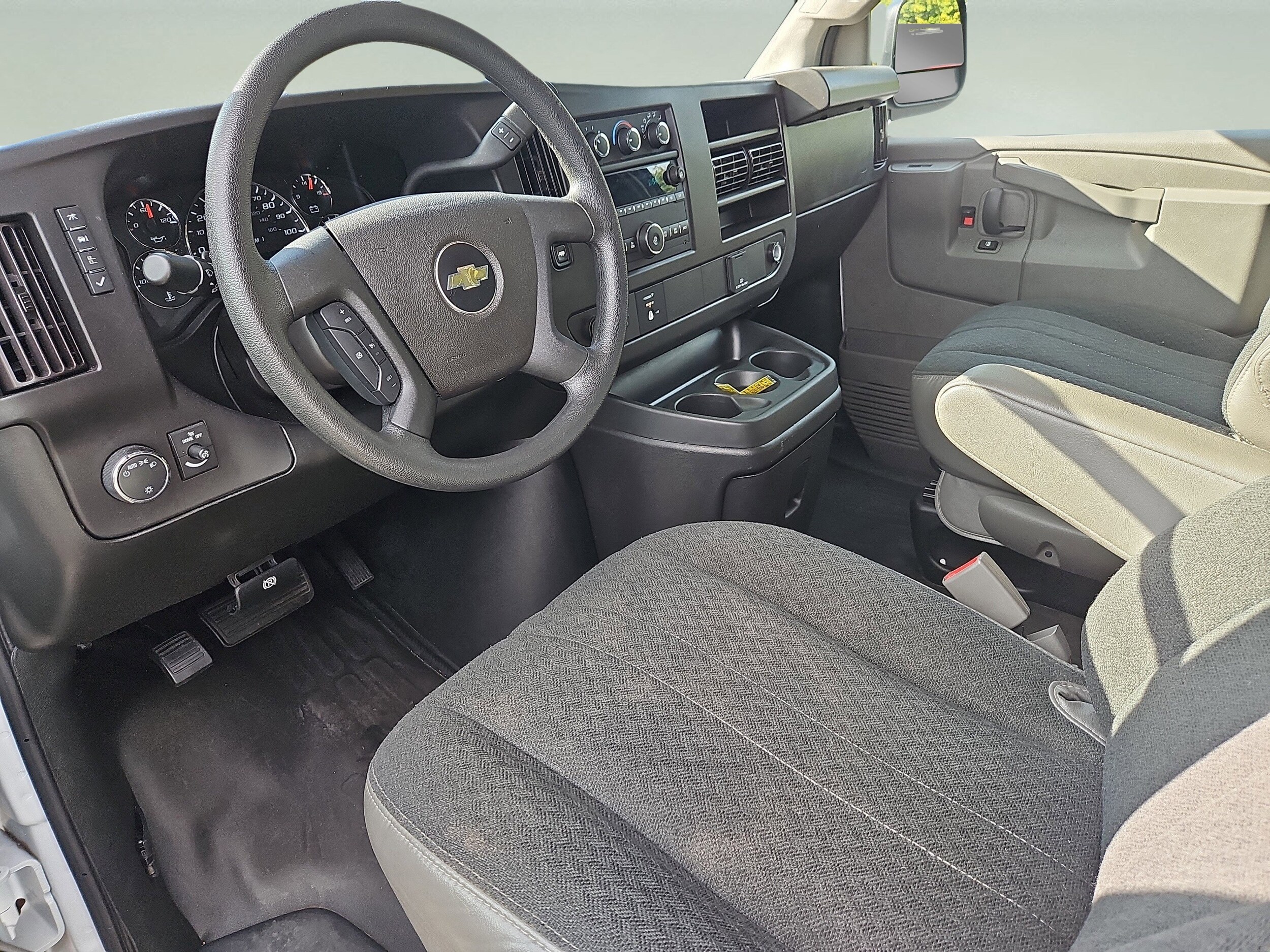 2023 Chevrolet Express 2500 Work Cargo Van photo 2