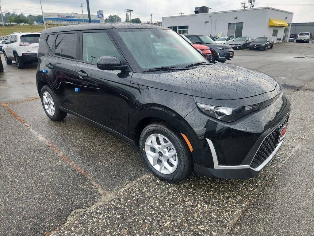 New 2025 Kia Soul LX Hatchback