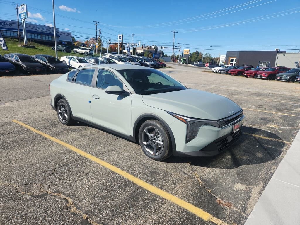 New 2025 Kia K4 LXS Sedan
