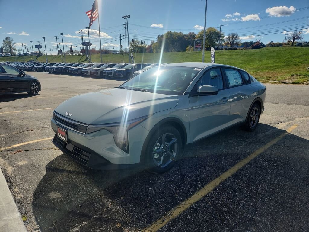 New 2025 Kia K4 LXS Sedan