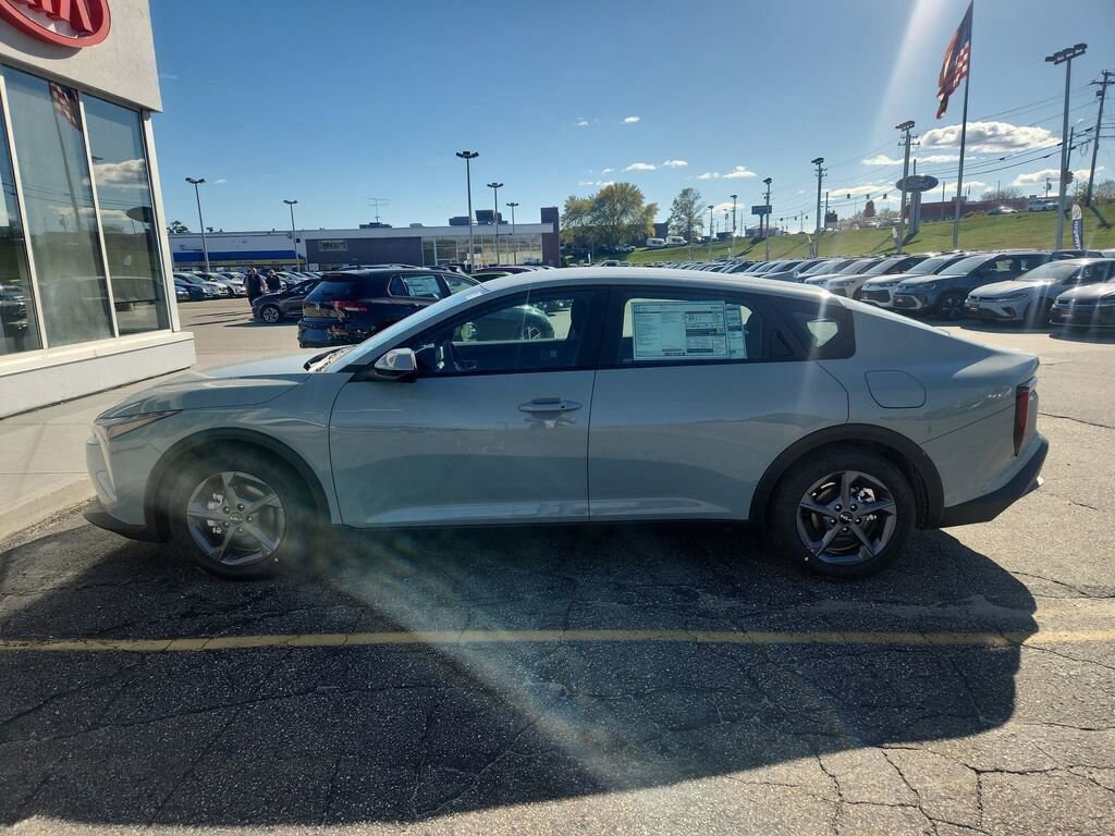 New 2025 Kia K4 LXS Sedan