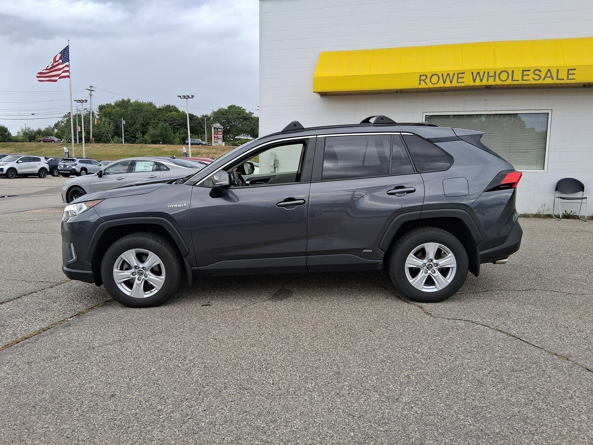2019 Toyota RAV4 Hybrid XLE photo 2