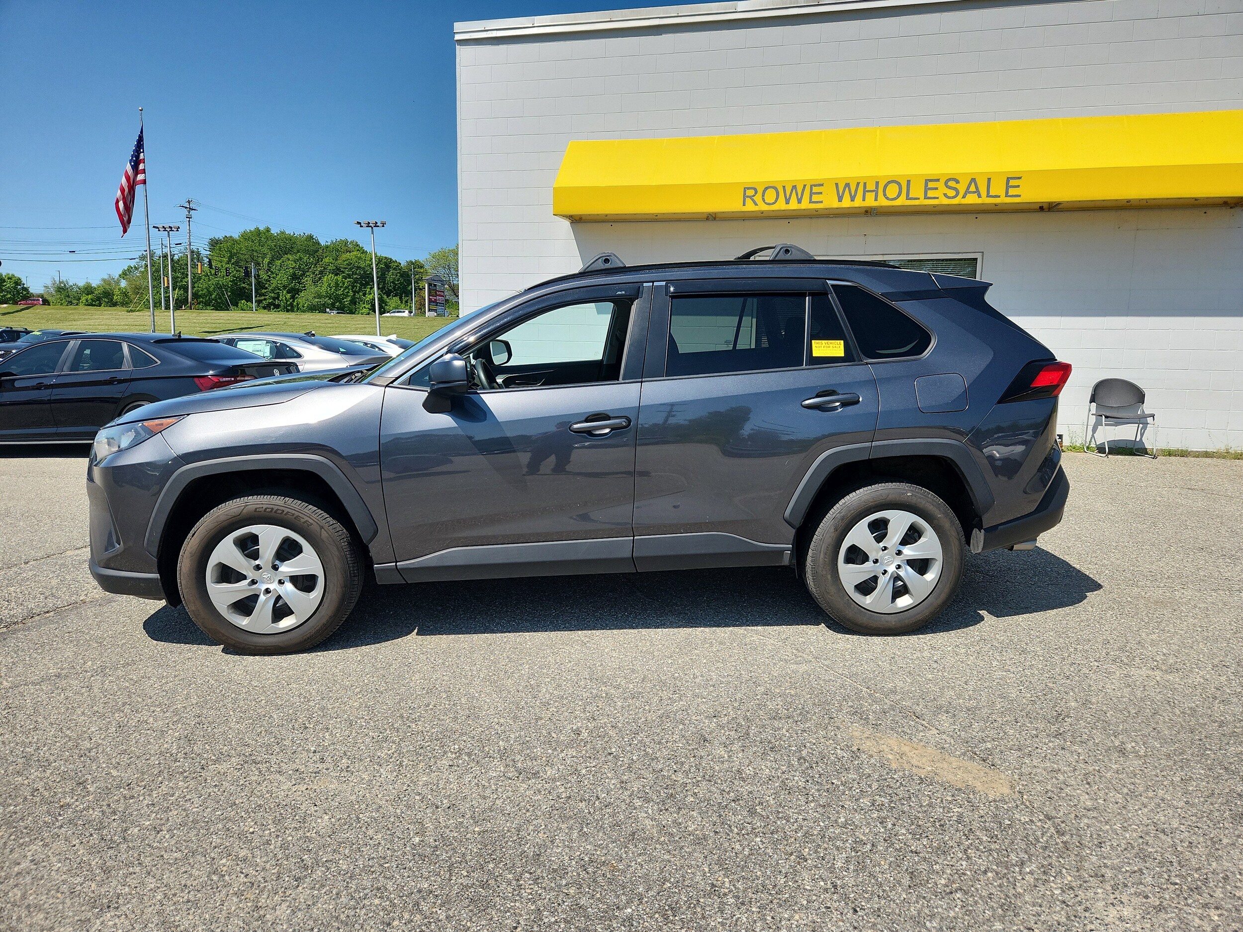 2020 Toyota RAV4 LE photo 4