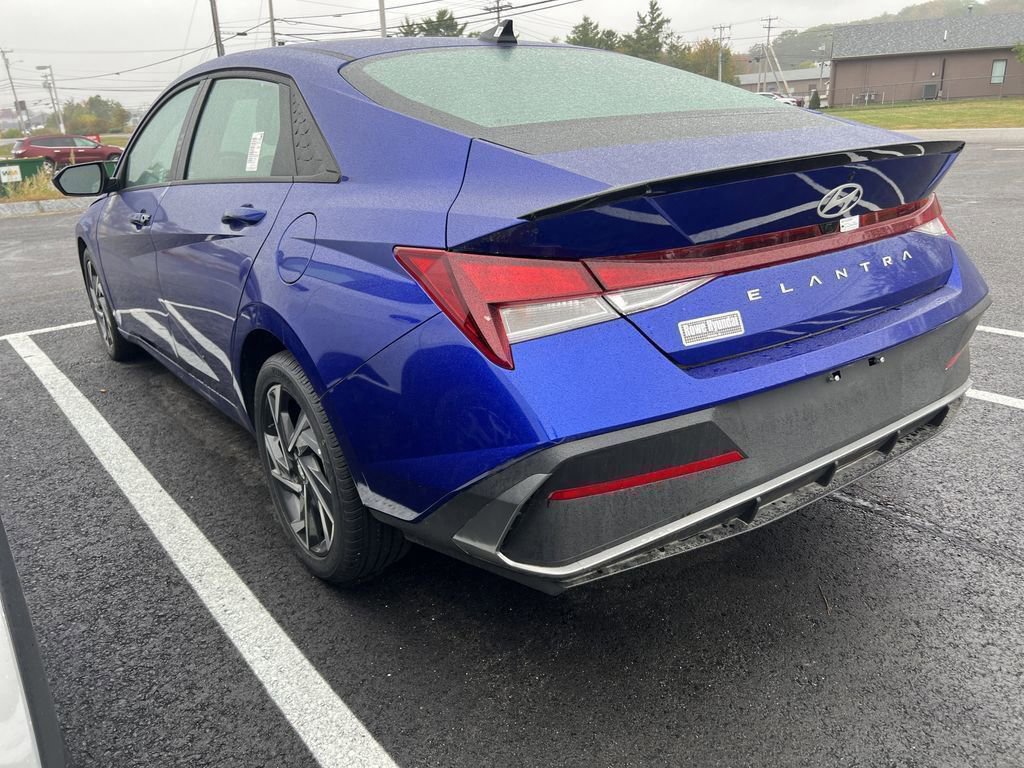 2025 Hyundai Elantra SEL Sport photo 4