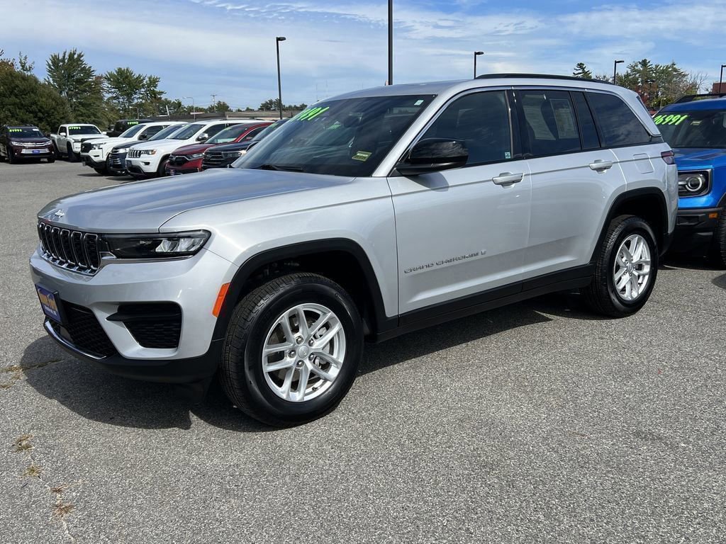 2025 Jeep Grand Cherokee Laredo photo 3