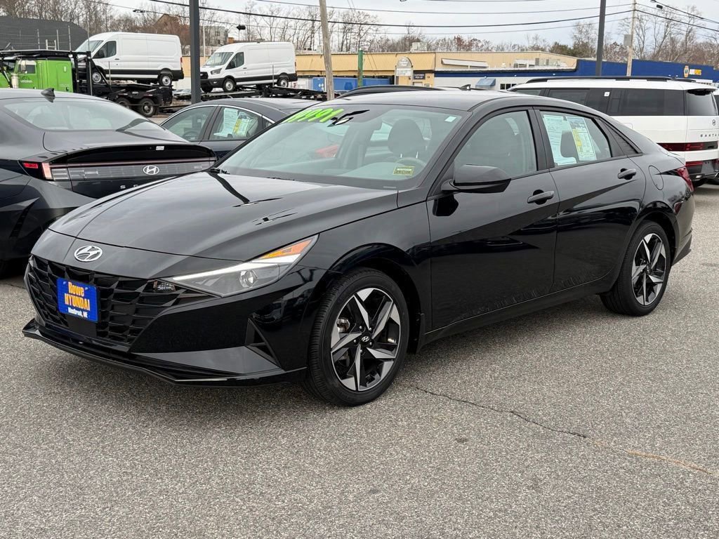 2023 Hyundai Elantra SEL photo 3