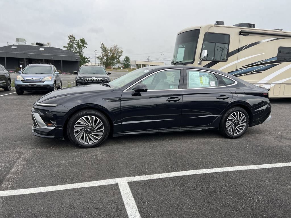 2025 Hyundai Sonata Hybrid SEL photo 2
