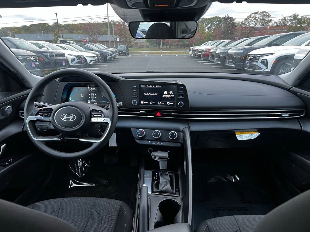 2025 Hyundai Elantra SE photo 4