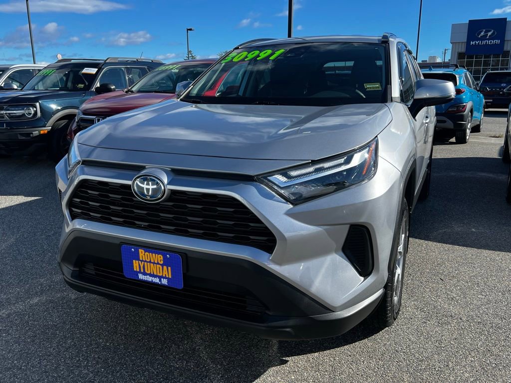 2022 Toyota RAV4 Hybrid XLE photo 2