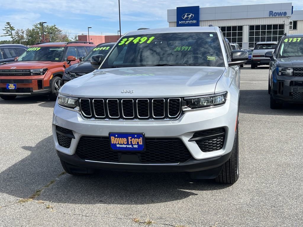 2025 Jeep Grand Cherokee Laredo photo 2