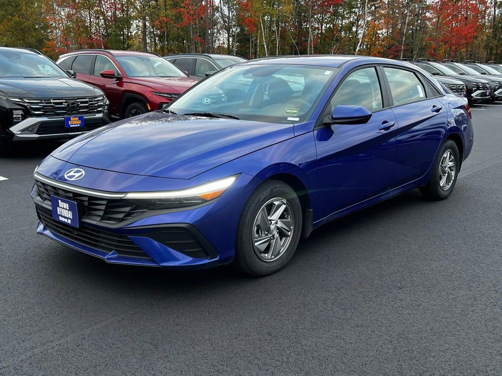 2025 Hyundai Elantra SE photo 3