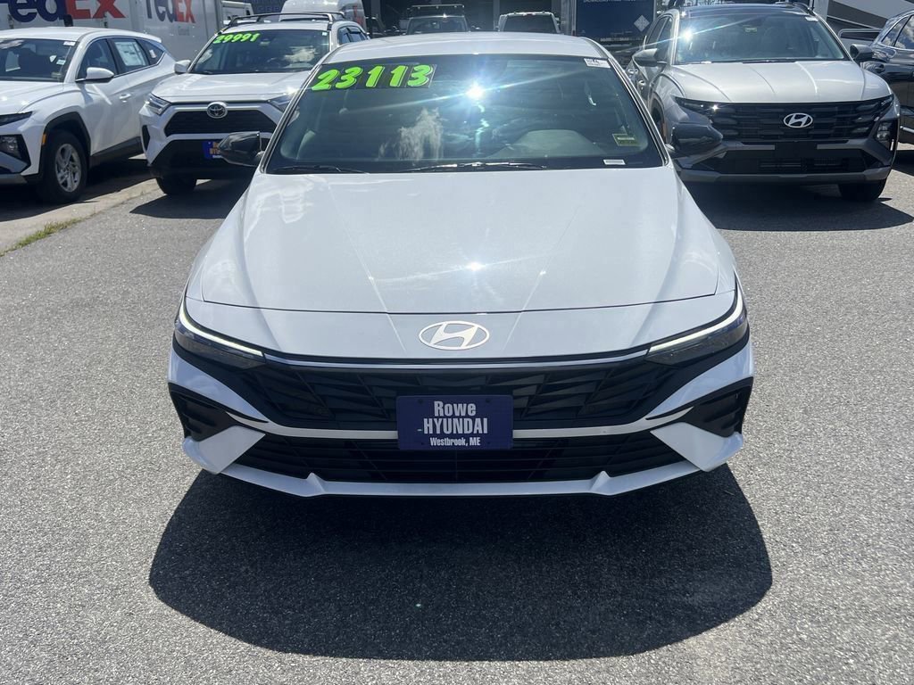 2025 Hyundai Elantra SEL Sport photo 2