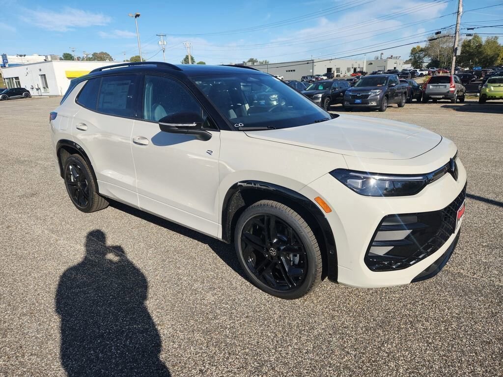 New 2025 Volkswagen Tiguan 2.0T SE R-Line Black SUV