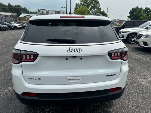 2024 Jeep Compass Latitude Lux photo 3