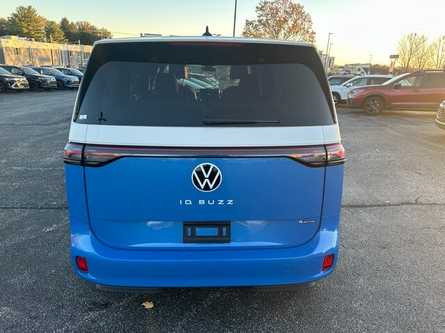 2025 Volkswagen ID. Buzz Pro Plus photo 2