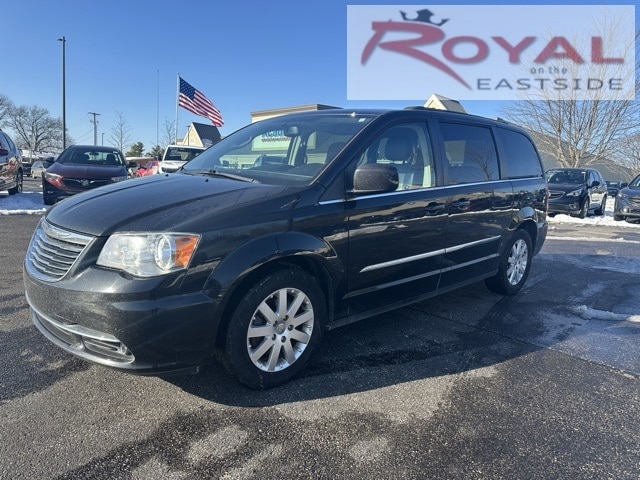 2016 Chrysler Town & Country Touring's photo