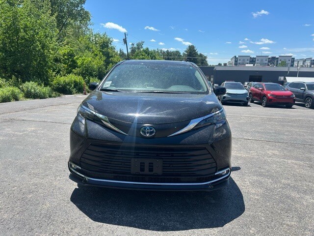 2024 Toyota Sienna XLE photo 2
