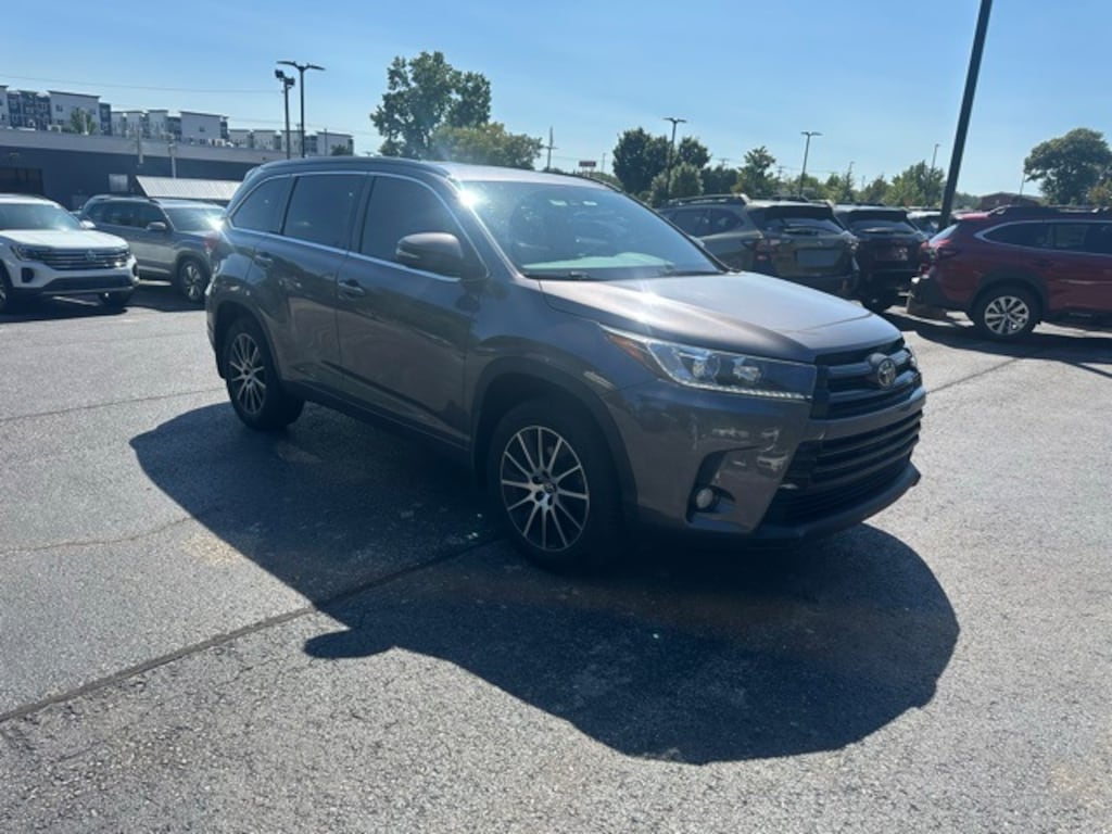 Used 2017 Toyota Highlander SE SUV