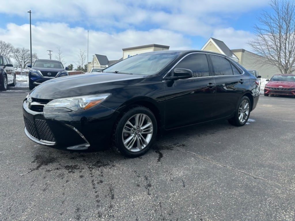 Used 2017 Toyota Camry SE Sedan