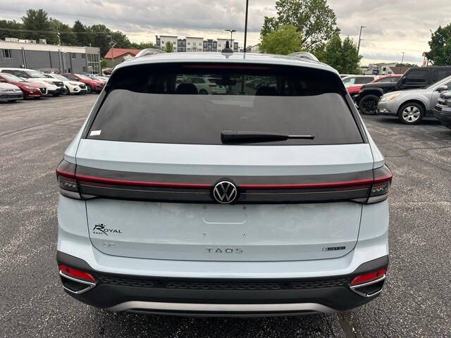 2025 Volkswagen Taos SE photo 4
