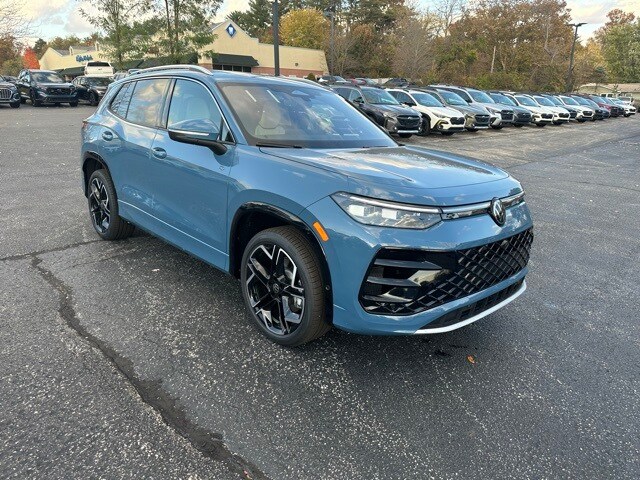 2026 Volkswagen Tiguan SEL R-Line photo 3