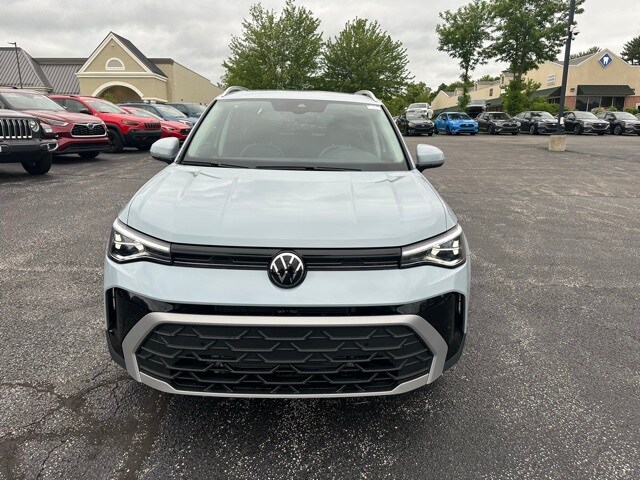 2025 Volkswagen Taos SE photo 2