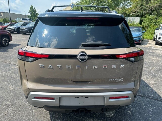 2023 Nissan Pathfinder Platinum photo 4
