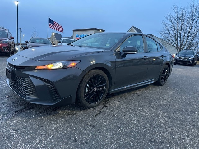 2025 Toyota Camry SE's photo