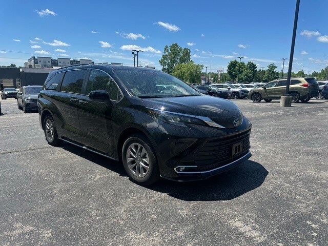 2024 Toyota Sienna XLE photo 3