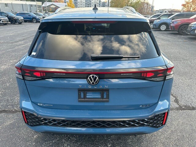 2026 Volkswagen Tiguan SEL R-Line photo 4
