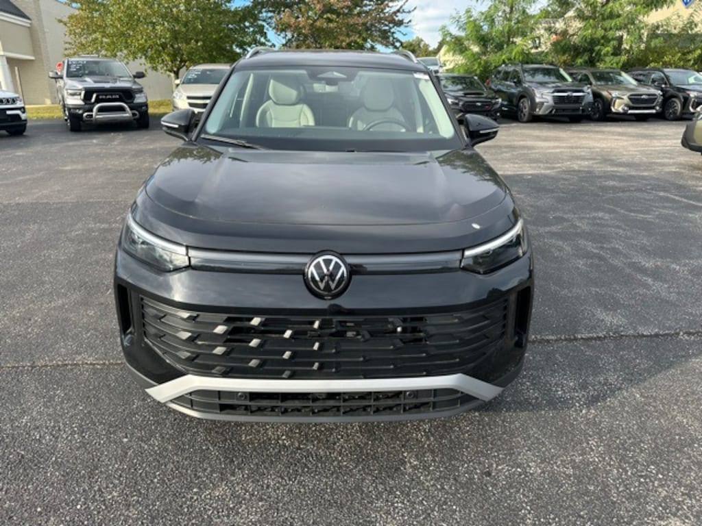 New 2025 Volkswagen Tiguan 2.0T SE SUV