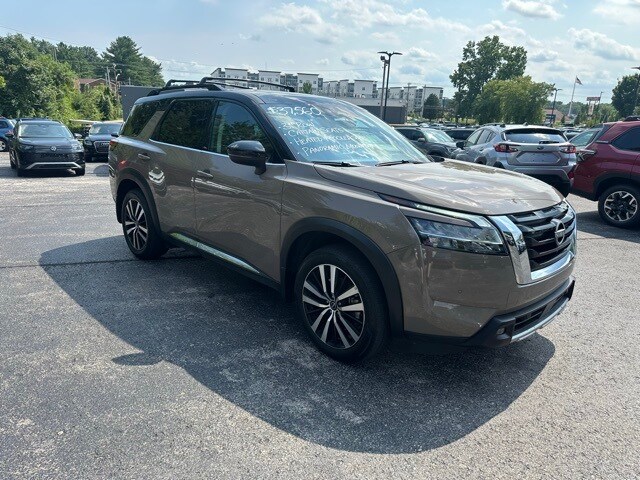 2023 Nissan Pathfinder Platinum photo 3