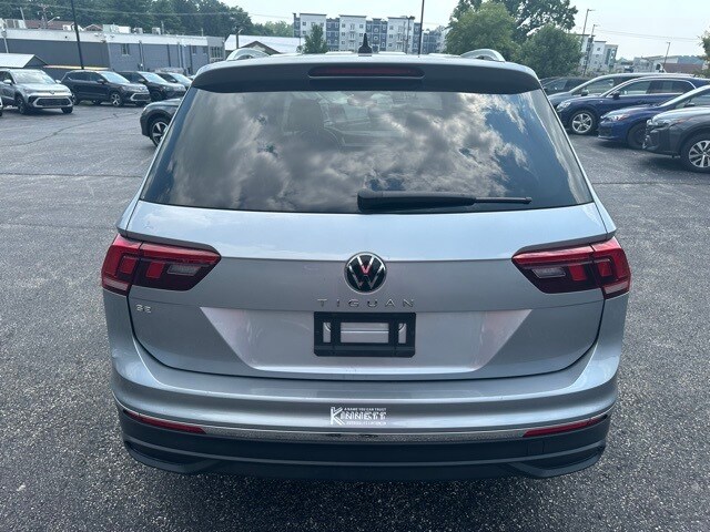 2023 Volkswagen Tiguan SE photo 3