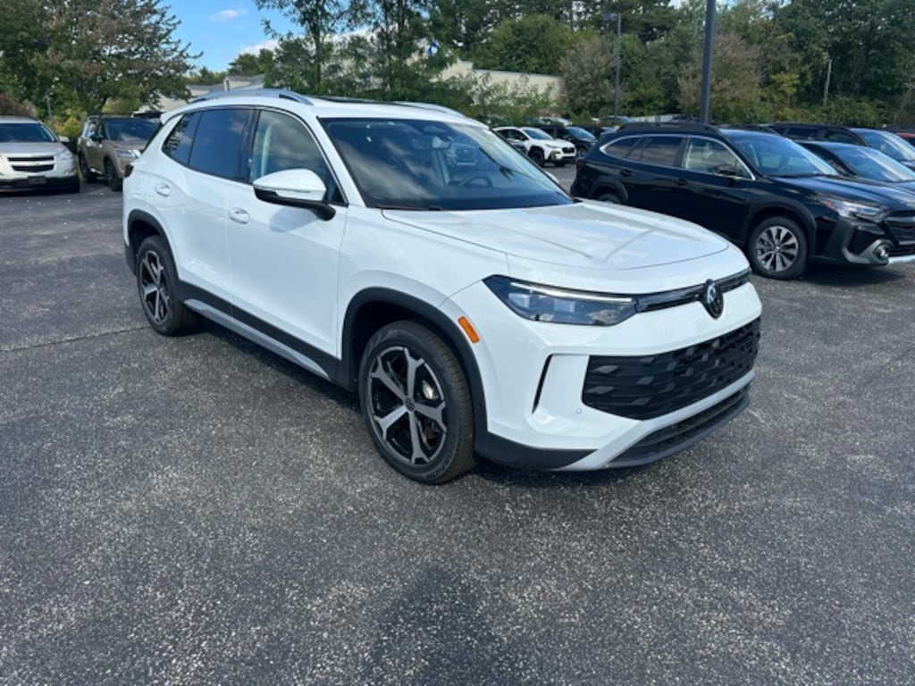 New 2025 Volkswagen Tiguan 2.0T SE SUV