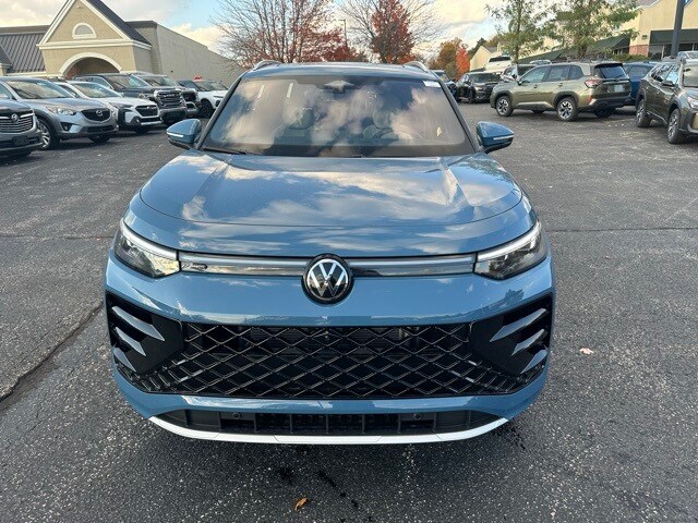 2026 Volkswagen Tiguan SEL R-Line photo 2