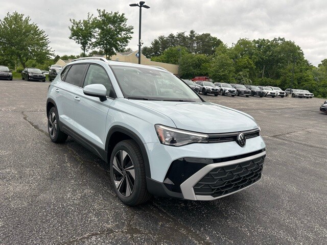 2025 Volkswagen Taos SE photo 3