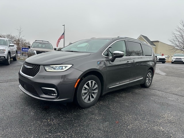 2021 Chrysler Pacifica Hybrid Limited's photo