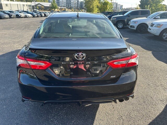 2020 Toyota Camry SE photo 4