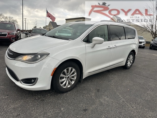 2017 Chrysler Pacifica Touring-L's photo