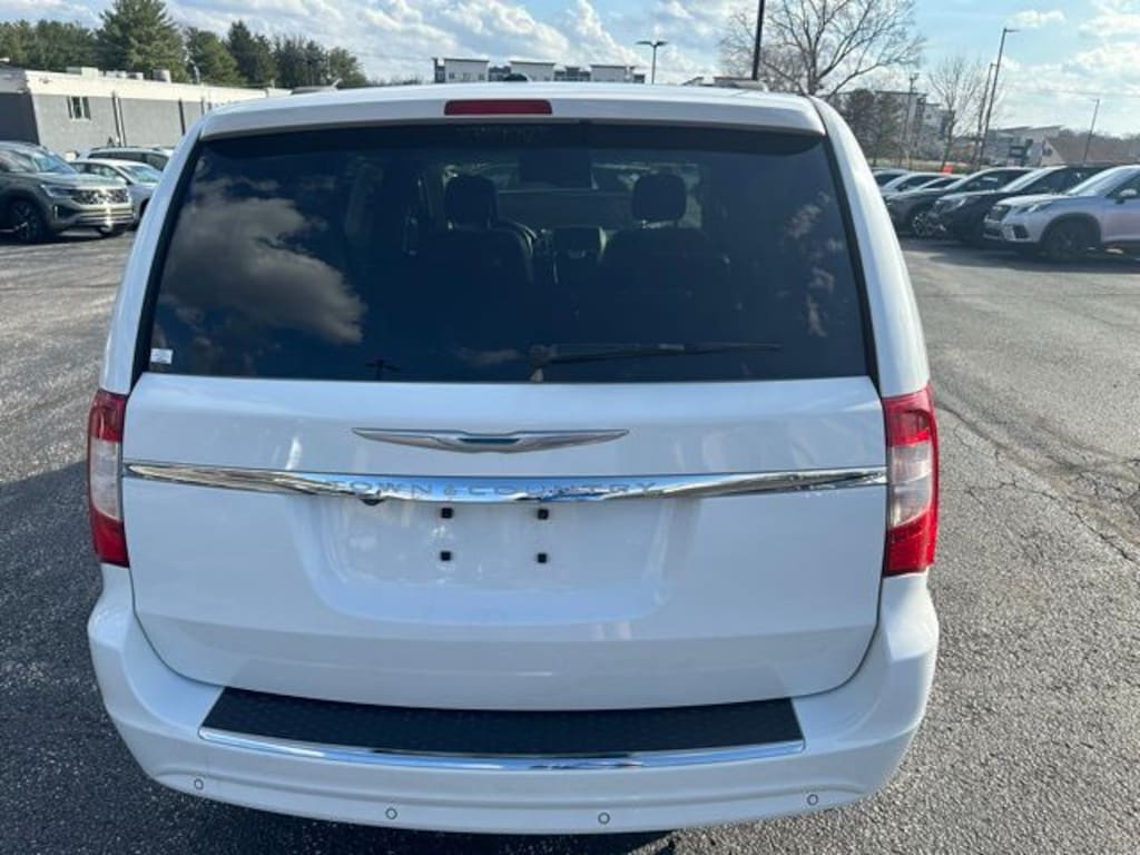 Used 2014 Chrysler Town & Country Touring-L Minivan/Van