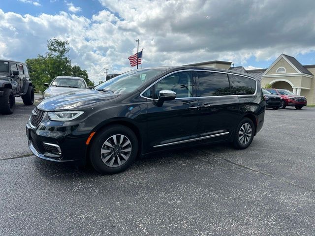 2023 Chrysler Pacifica Hybrid Limited Hybrid's photo