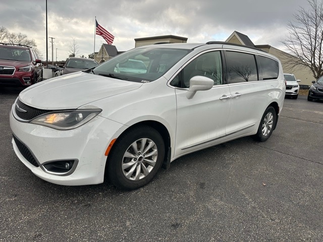 2017 Chrysler Pacifica Touring-L's photo