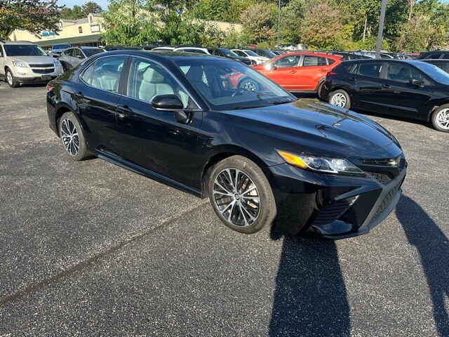 2020 Toyota Camry SE photo 3