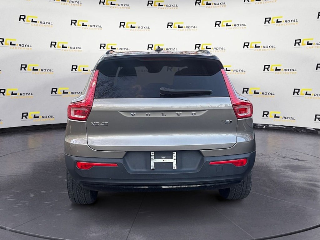 Used 2022 Volvo XC40 T5 AWD R-Design SUV